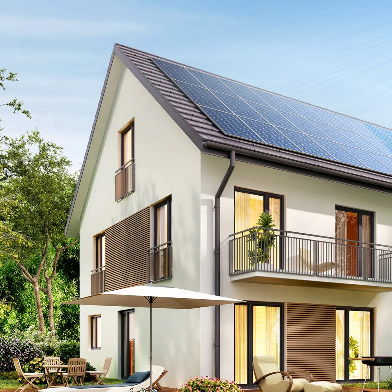 Ein Haus mit einer Photovoltaikanlage auf dem Dach.